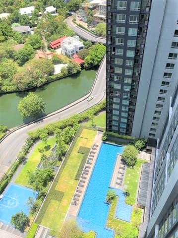 ขายคอนโด 1  ห้องนอน The Base Condominium Sukhumvit 77 ตึก A ชั้น 27 ขนาด 30.34 ตรม. วิวสระว่ายน้ำ BTS อ่อนนุช