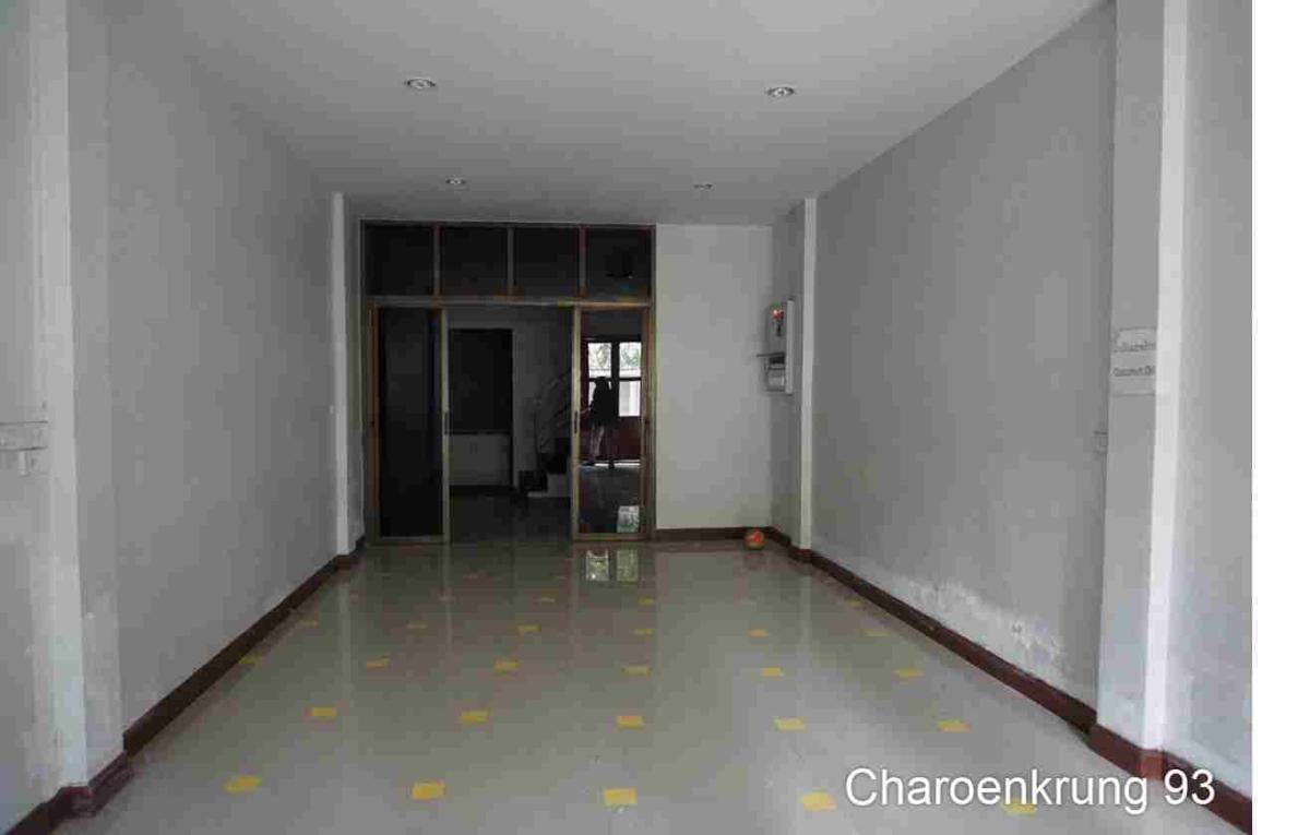 ขายตึกแถว 3 ชั้น ทำเลดี อยู่ในเมือง เหมาะ Renovate ทำเป็น Hostel หรือพักอยู่อาศัย