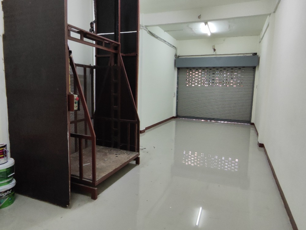 Shop for rent in Yaowarat with a cargo lift and Cold Storage Room