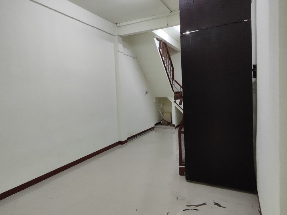 Shop for rent in Yaowarat with a cargo lift and Cold Storage Room