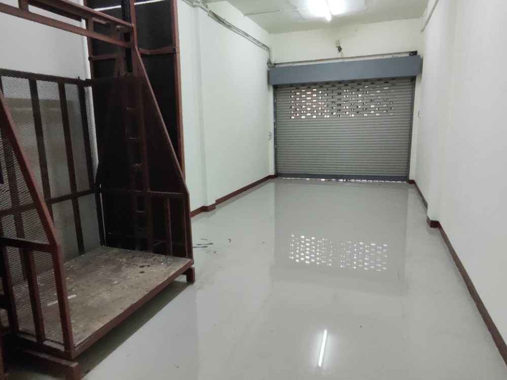 Shop for rent in Yaowarat with a cargo lift and Cold Storage Room