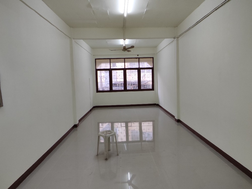 Shop for rent in Yaowarat with a cargo lift and Cold Storage Room