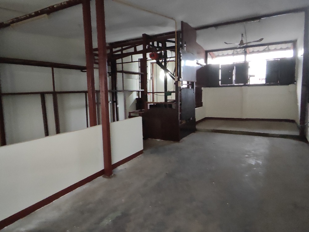 Shop for rent in Yaowarat with a cargo lift and Cold Storage Room