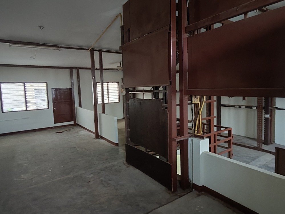 Shop for rent in Yaowarat with a cargo lift and Cold Storage Room